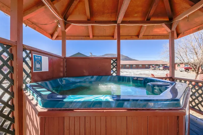 Foothills Lodge and Cabins - Image 1