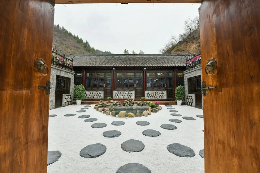 Mountain Art Courtyard - Image 1