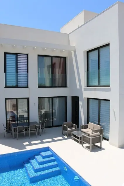 Villa con piscina Activa28 - Image 1