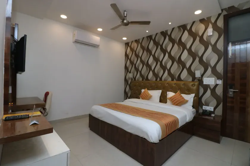 Hotel Sea Heaven - Image 1