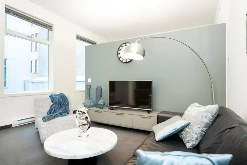 Premium 2BD Loft DT Heated Parking Rooftop Patio BBQ Gym Coffee - Image 1