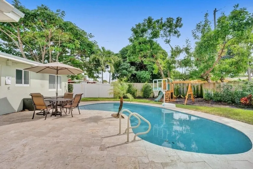 Just A 3.5 Mile Drive To Lauderdale By The Sea 4 Bedroom Home by Redawning - Image 1