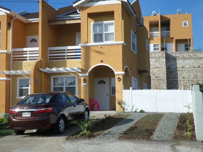 La-Iris Villa - Image 1