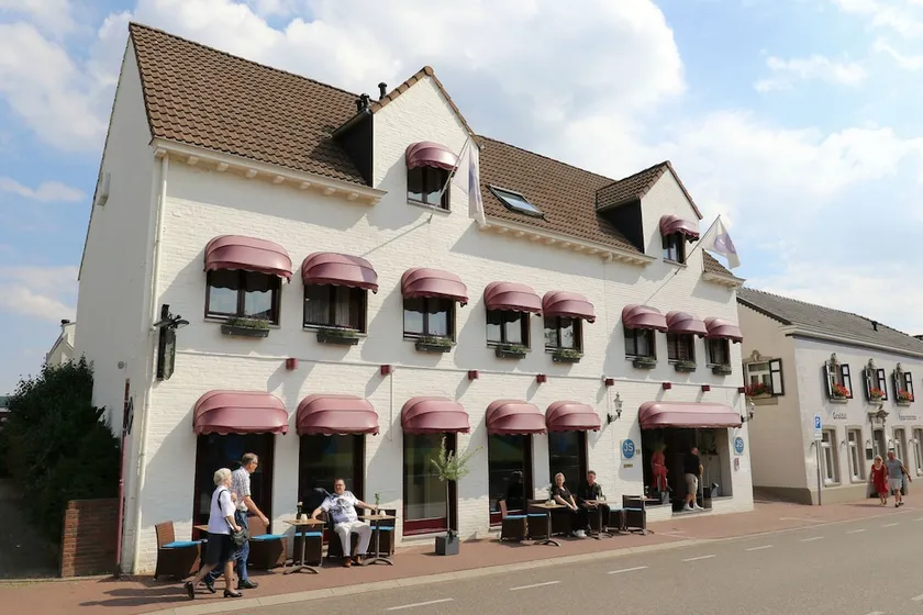 Js Hotel Epen - Image 1