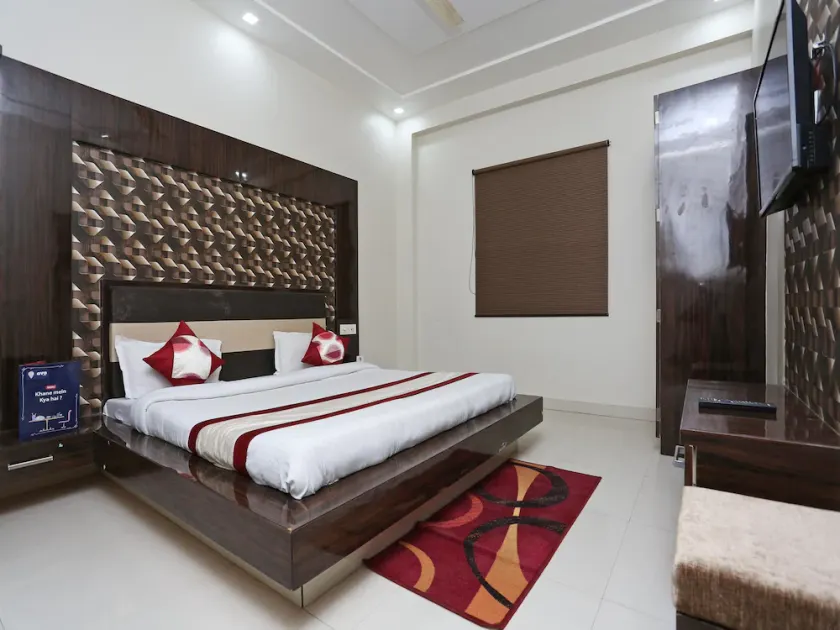 KN Plaza Hotel by OYO Rooms - Image 1