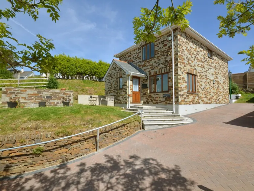Comfortable, Bright Holiday Home With Private Garden in the South of Cornwall - Image 1