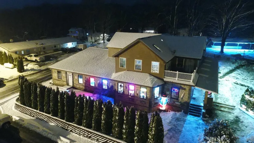 B&B Lounge - Image 1