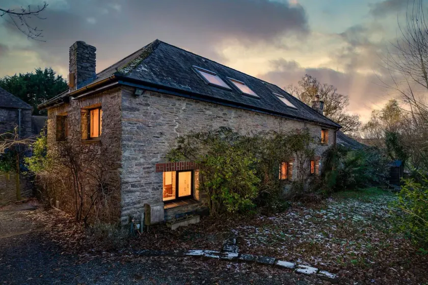 The Old Coach House - Converted barn with private garden parking and fireplace - Image 1