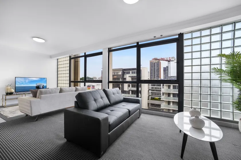 Stylish and Spacious Apt with Double Living Room - Image 1