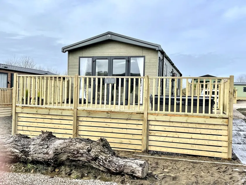 Brand New 2022 Stunning 2-bed Lodge With hot tub - Image 1