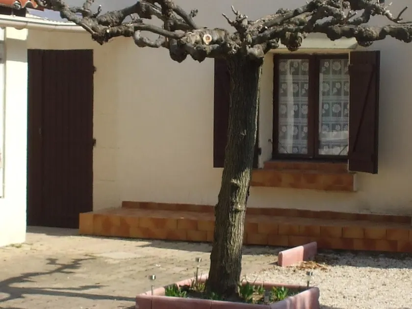 Appartement d'une chambre a Saint Laurent des Arbres avec jardin clos a 90 km de la plage - Image 1