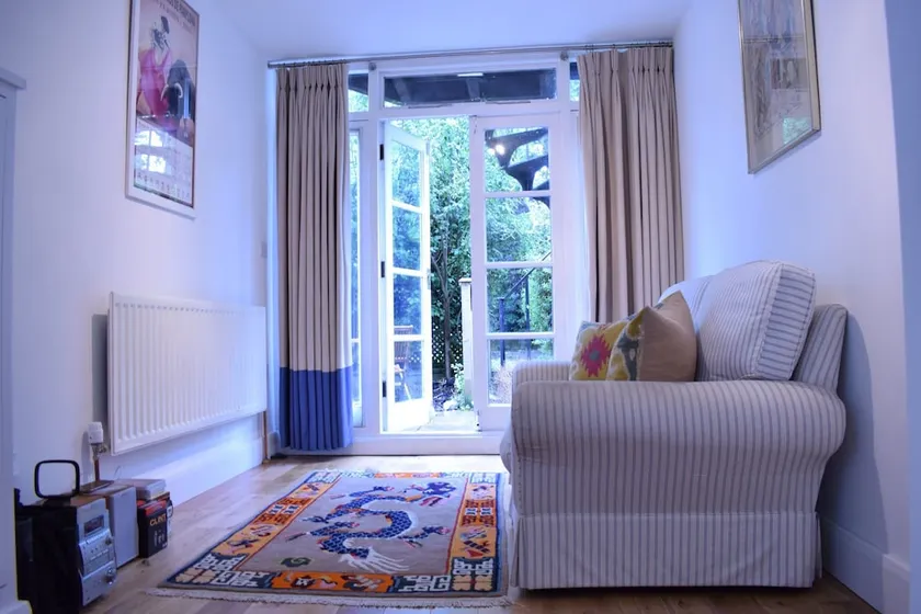 Spacious 1 Bedroom Apartment With Garden - Image 1