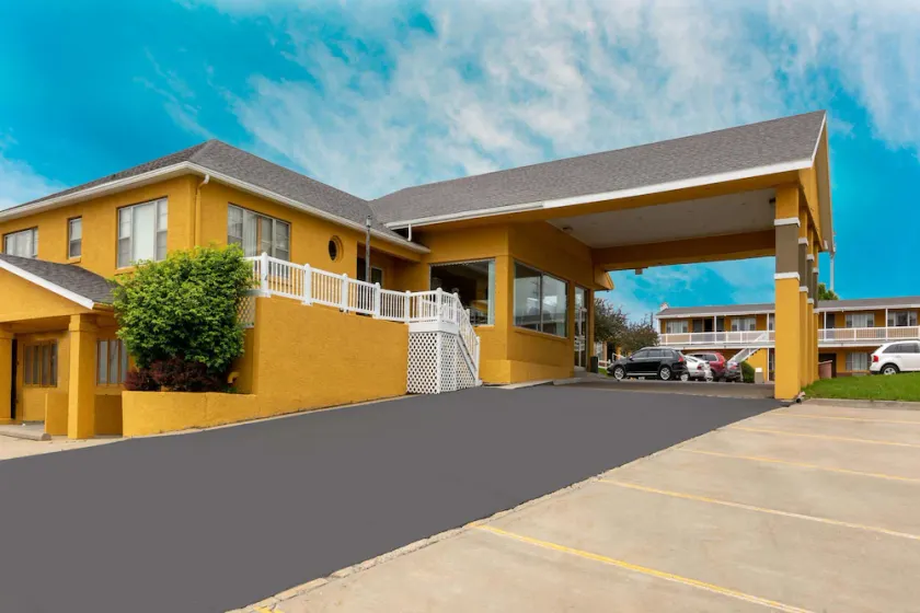 Days Inn by Wyndham Chillicothe - Image 1