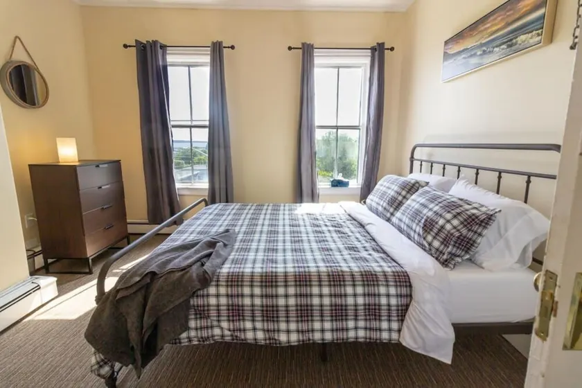 Cozy 3-Bdrm for the family, in Uptown Saint John Parking Coffee - Image 1