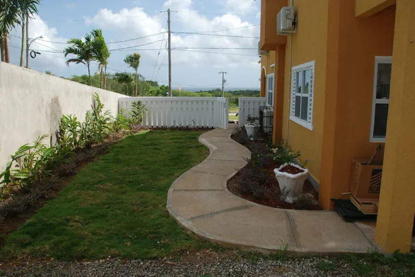 The Discovery Bay Lux Apartment - Image 1