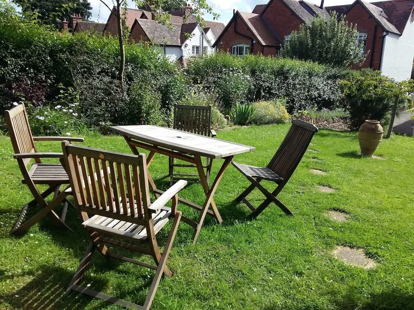 Apple Tree Bed and Breakfast Broadway - Image 1