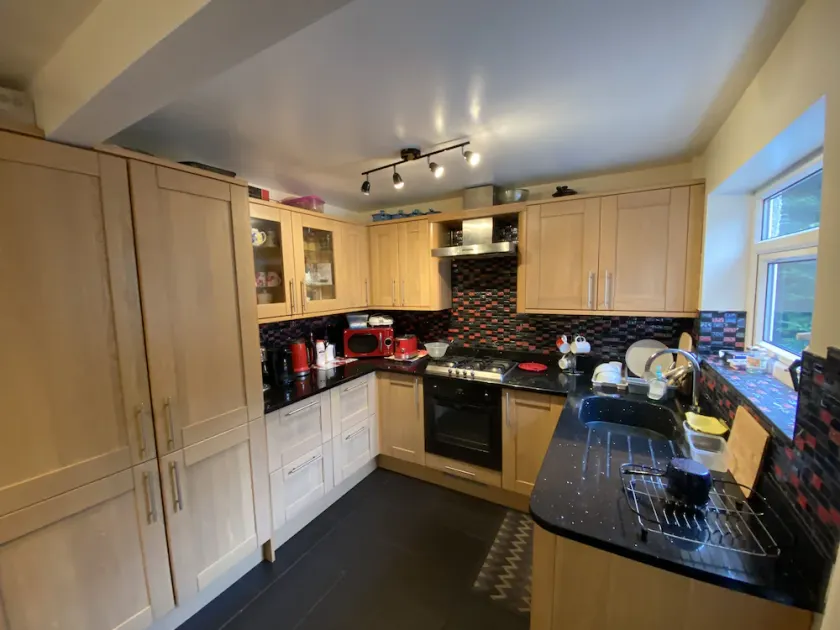 4 Bed house, downstairs bedroom & Ensuite & parking - Image 1