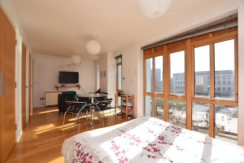 Spacious Studio Apartment in the Heart of the City - Image 1