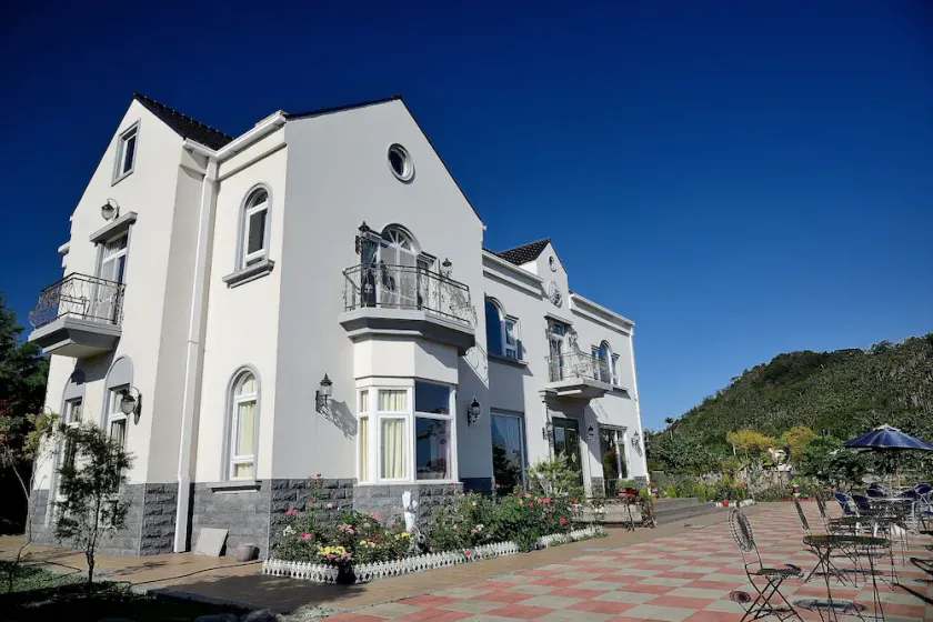 Victoria Manor - Image 1