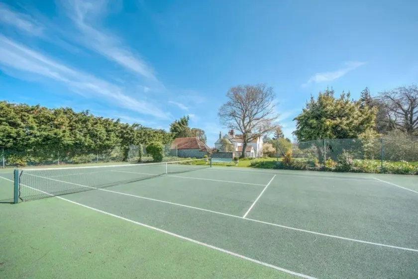 Sweet Small Barn With Tennis Court, Near Goodwood - Image 1
