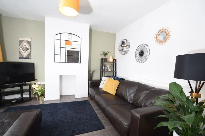 Cosy and Modern 2 Bed Family House in Abergele - Image 1