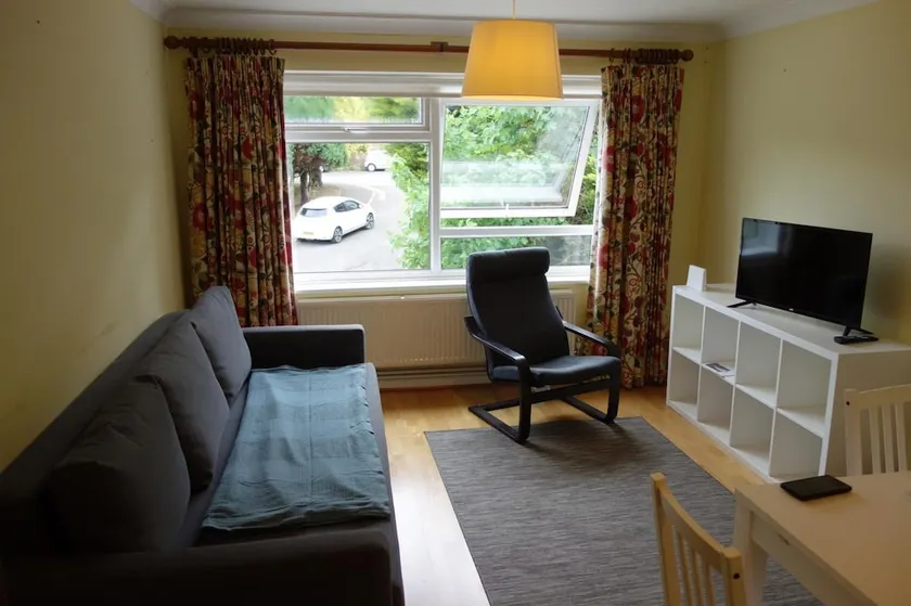 NEW Cosy 2 Bedroom Flat on Englefield Green - Image 1