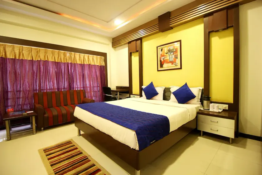 OYO 900 Marshall The Grand Hotel - Image 1