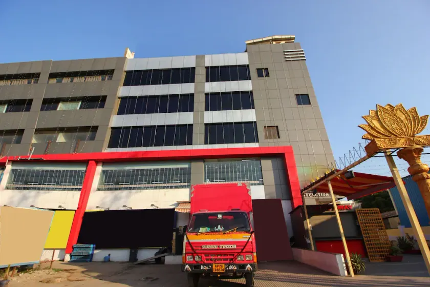 Chandra Grand Hotel by OYO Rooms - Image 1