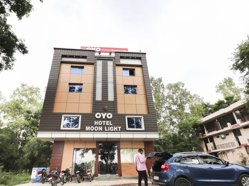 Hotel Moon Light by OYO Rooms - Image 1