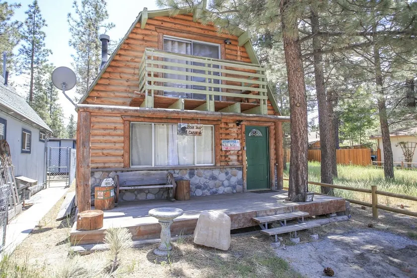 Bear Trap Cabin - Cozy 2 bedroom, Hot Tub, Fireplace, BBQ, Fenced Deck - Image 1