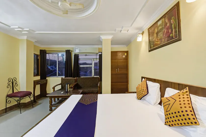 Hotel Sarfaraz Palace by OYO Rooms - Image 1