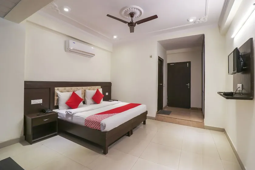 Hotel Amber Palace by OYO Rooms - Image 1