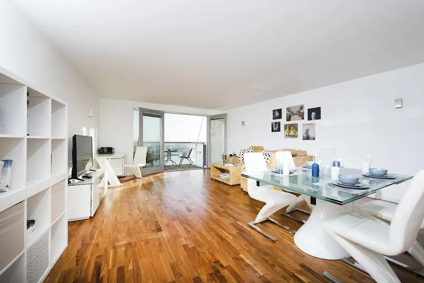 Modern 2BR Flat With Thames View - Image 1
