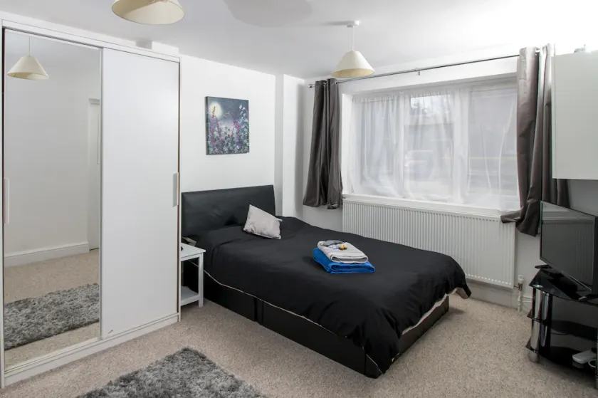 Lovely Rooms in a Quiet Place of Woking - Image 1