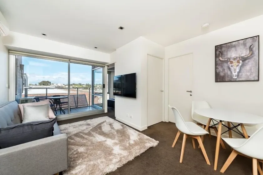 Melbourne Beachside Apartment - Image 1