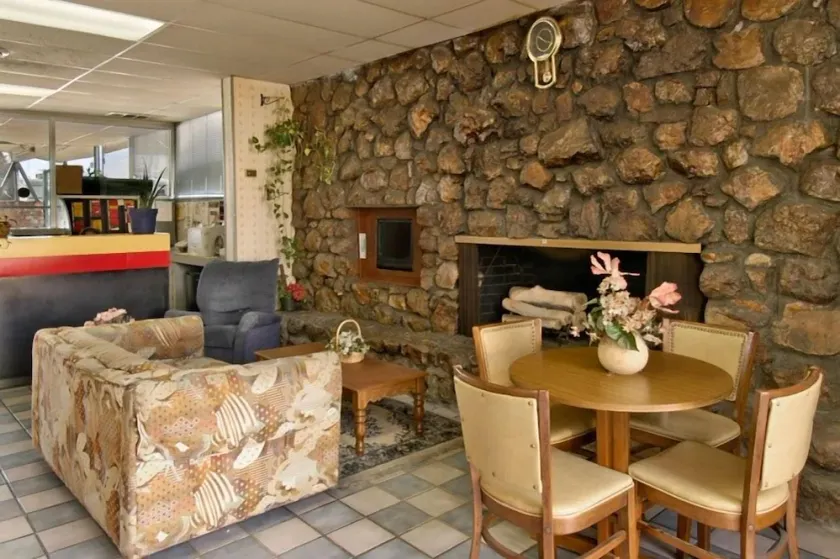 Peoria Inn - Image 1