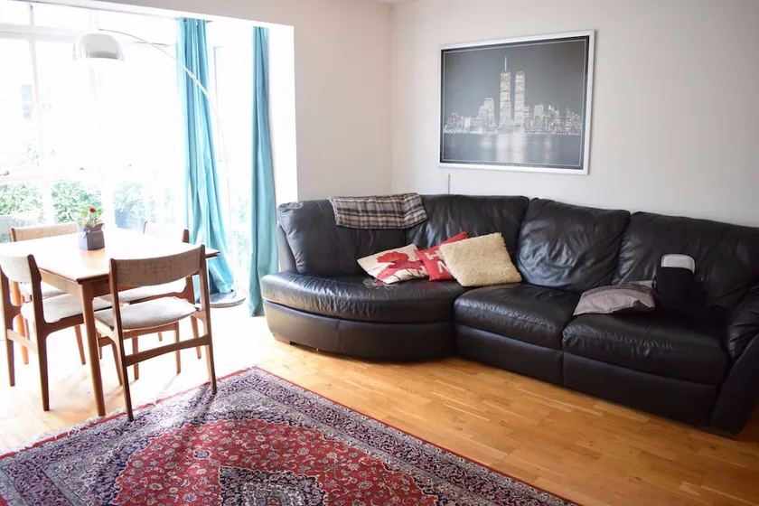 3 Bedroom Flat Near Whitechapel - Image 1