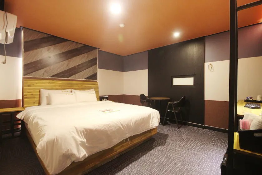 Busan Hadan Queen - Image 1