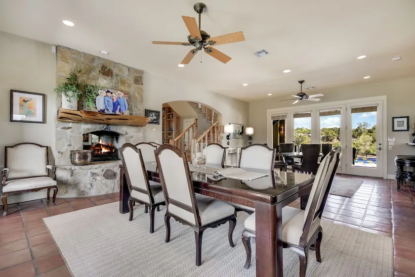 The Authentic Atx Experience Estate 5 Bedroom Home - Image 1