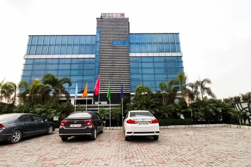 Hotel La Silver Leaf - Image 1