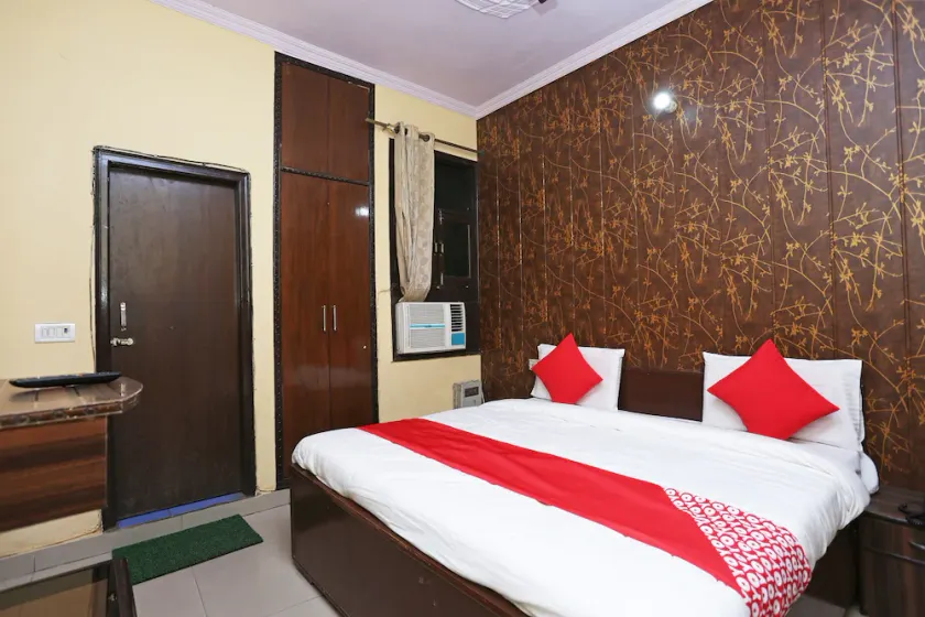 Akash Guest House by OYO Rooms - Image 1