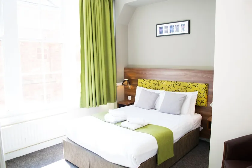 Surtees Hotel - Image 1