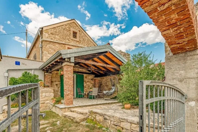 Holiday Home Stone Wall - Image 1