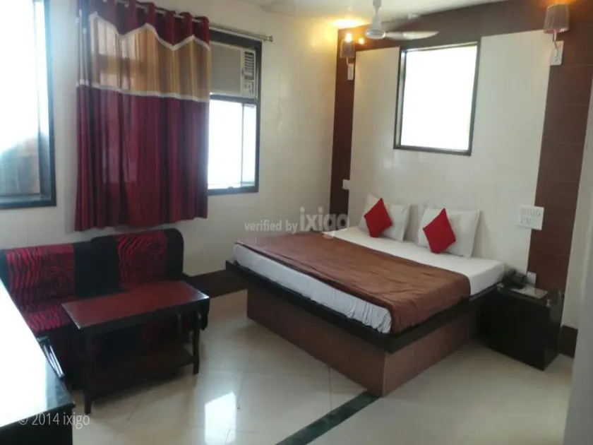 Golden Hotel - Image 1