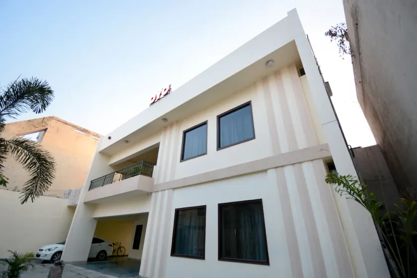 D S Royal Guest House b y OYO Rooms - Image 1