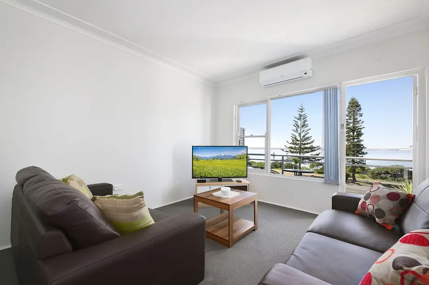 #10 South Pacific Apartments - Image 1