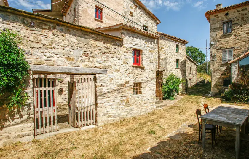 Beautiful Apartment in Villagrande di Monteco With 2 Bedrooms - Image 1