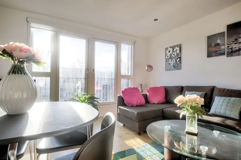 Stylish Apartment in Central Edinburgh with Secure Free Parking - Image 1