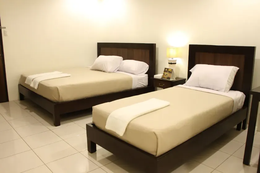 Imerex Plaza Hotel - Image 1