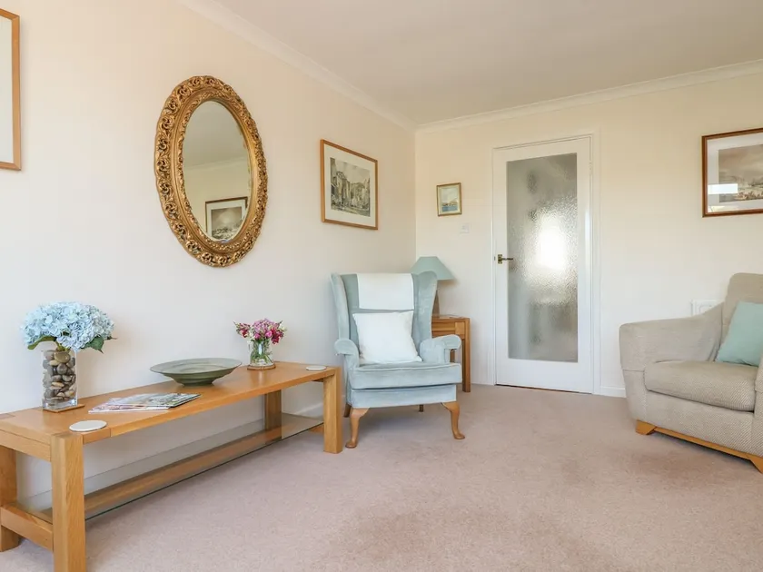 Chenies - Image 1
